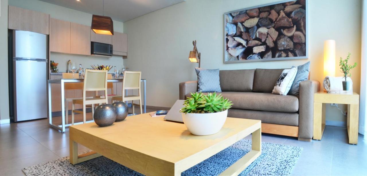 Stadia Suites Mexico City Santa Fe 외부 사진 A living room with a coffee table